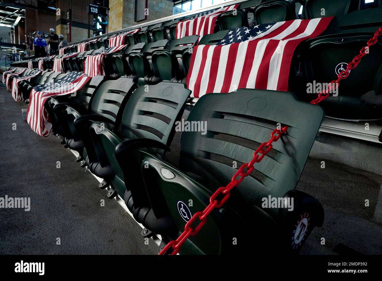 Thirteen American flags sit draped over outfield seating at Globe Life Field before a baseball game between the Colorado Rockies and Texas Rangers in Arlington, Texas, Tuesday, Aug. 31, 2021. A suicide bombing last week in Afghanistan killed 13 American service members and 169 Afghans. (AP Photo/Tony Gutierrez) Stockfoto