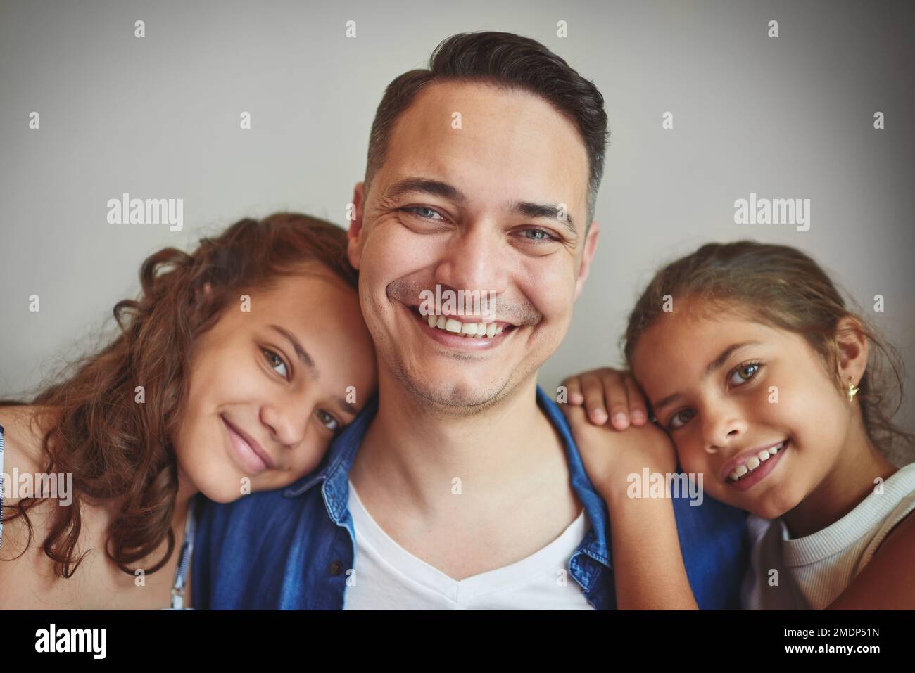 Meine Mädchen sind mein ein und alles. Ein Mann, der schöne Zeit mit seinen jungen Töchtern verbringt. Stockfoto