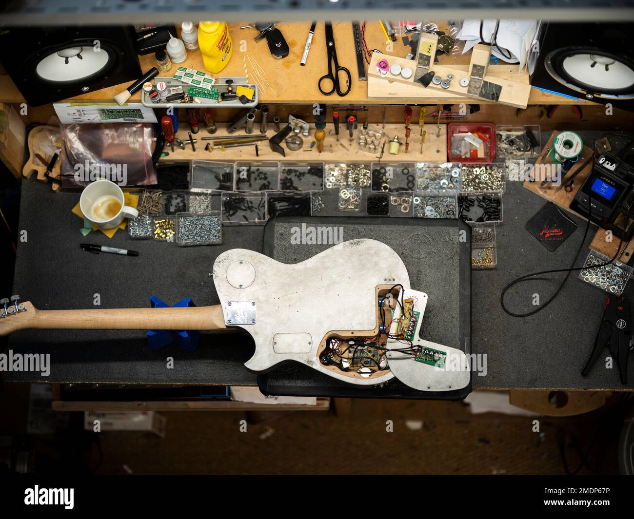 Manson Guitar arbeitet mit Matt Bellamy DL-0R E-Gitarre auf einer Werkbank Stockfoto