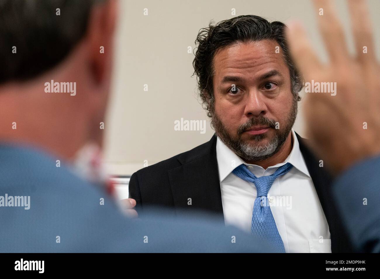 Attorney Brian Bouffard speaks with reporters after an arraignment hearing for his client Malaysian defendant Mohammed Nazir bin Lep, Monday, Aug. 30, 2021, in Guantanamo Bay Naval Base, Cuba. Three prisoners at the Guantanamo Bay detention center had their first day in court Monday after being held by the U.S. for 18 years without charge in connection with the deadly 2002 Bali nightclub bombings and other plots in Southeast Asia. (AP Photo/Alex Brandon) Stockfoto