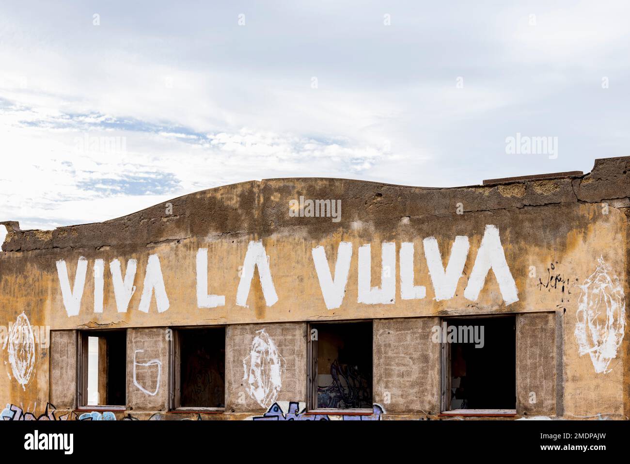 Verlassene und unvollendete Lepra-Kolonie, Lepra-Dorf mit Grapitti an den Wänden der alten Gebäude in Abades, Granadilla de Abona, Teneriffa, Canar Stockfoto