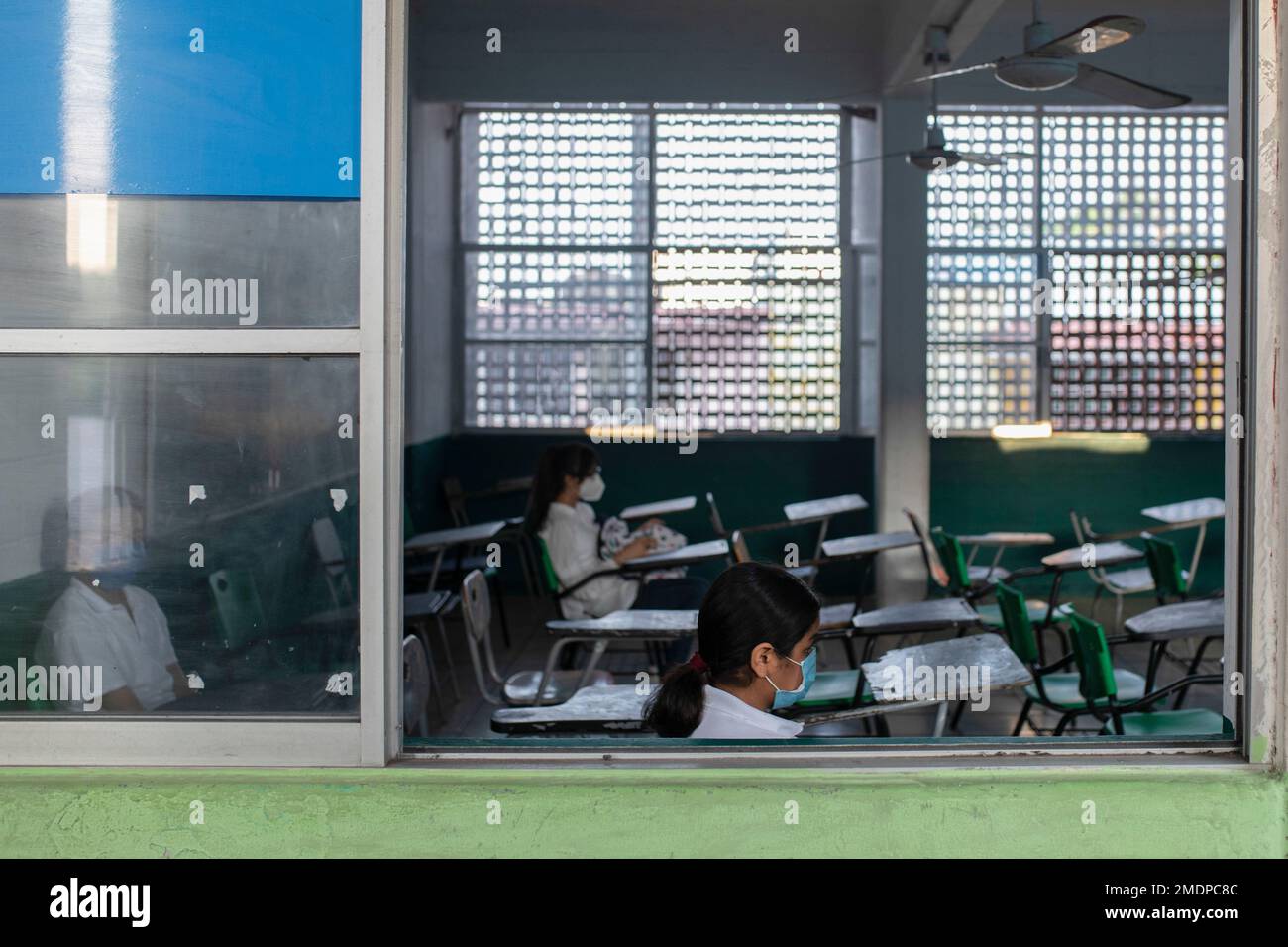 Students social distance during in-person class at Jose Azueta public school in Veracruz, Mexico, Monday, Aug. 30, as a new academic year begins during the COVID-19 pandemic. (AP Photo/Felix Marquez) Stockfoto