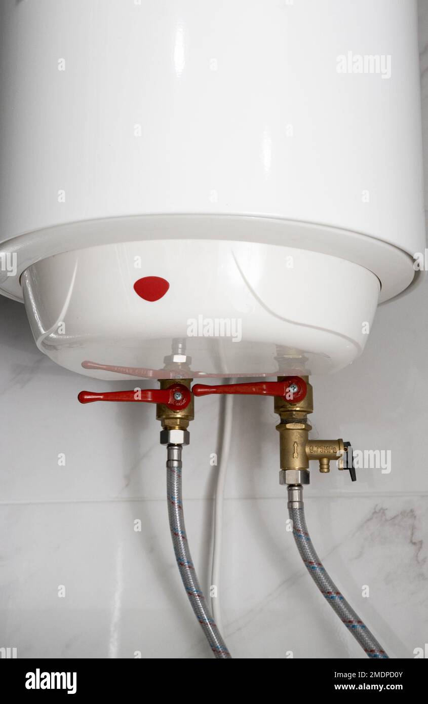 Der Boiler hängt an der Wand des Badezimmers, um kaltes Wasser zu erhitzen. Stellen Sie heißes Wasser ab, Technologie Stockfoto