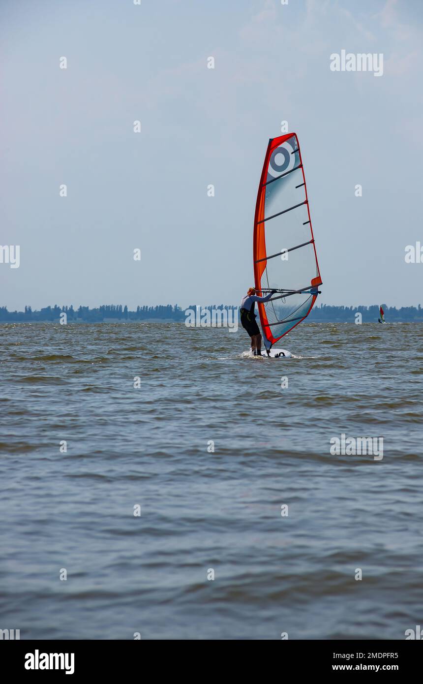 Windsurfen. Unterhaltung auf dem Meer, Extremsport, Lifestyle während der Sommerferien. Stockfoto