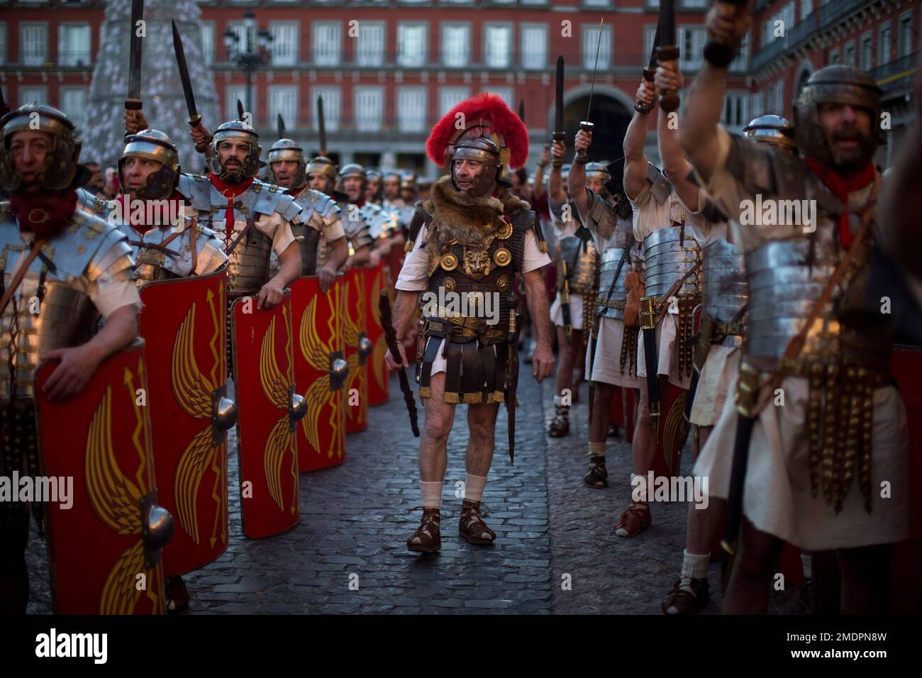 Madrid, Spanien. 21. Januar 2023. Römische Legionäre erheben ihre Schwerter auf Madrids Plaza Mayor während der Arde Lucus Parade. Im Rahmen von FITUR 2023 führte die römische Vertretung Arde Lucus eine Tour durch die Straßen Madrids, um dieses Fest zu fördern und zu publik zu machen. Diese Initiative stammt ursprünglich aus Lugo, Galicien, und erinnert an die Gründung der Stadt seit 2002 durch die Nachbildung ihrer römischen Vergangenheit. (Foto: Luis Soto/SOPA Images/Sipa USA) Guthaben: SIPA USA/Alamy Live News Stockfoto