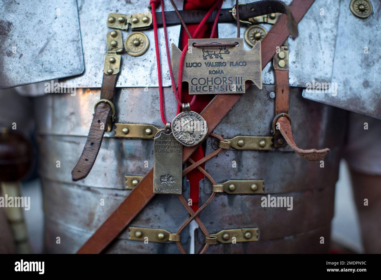 Madrid, Spanien. 21. Januar 2023. Medaillen und Accessoires eines römischen Legionärs auf der Plaza Mayor in Madrid während der Arde Lucus Parade. Im Rahmen von FITUR 2023 führte die römische Vertretung Arde Lucus eine Tour durch die Straßen Madrids, um dieses Fest zu fördern und zu publik zu machen. Diese Initiative stammt ursprünglich aus Lugo, Galicien, und erinnert an die Gründung der Stadt seit 2002 durch die Nachbildung ihrer römischen Vergangenheit. (Foto: Luis Soto/SOPA Images/Sipa USA) Guthaben: SIPA USA/Alamy Live News Stockfoto