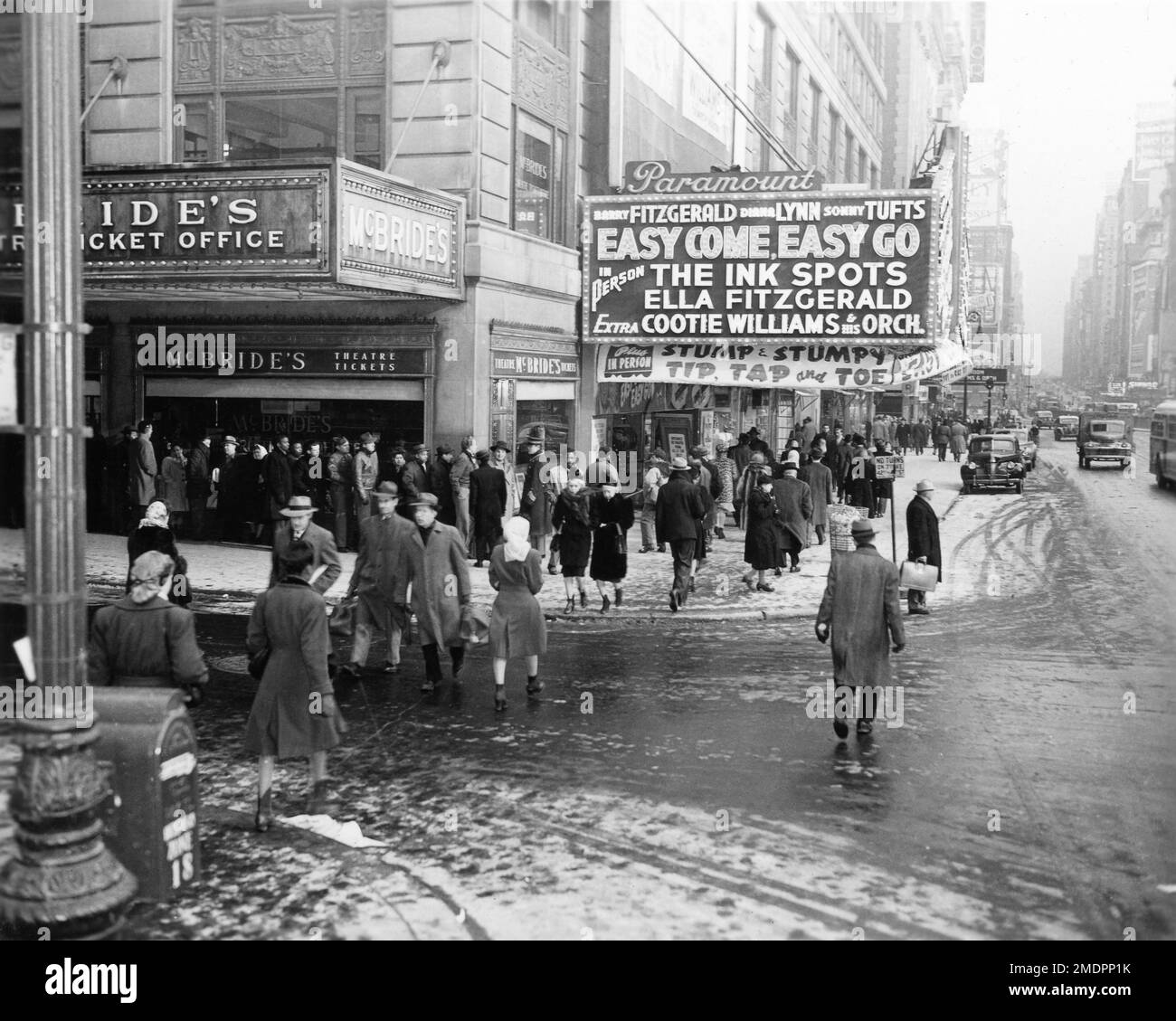 Vor dem Paramount Movie Theatre in New York im Februar 1947, in dem BARRY FITZGERALD SONNY TUFTS und DIANA LYNN in EASY COME, EASY GO 1947 Regisseur JOHN FARROW Paramount Pictures mit in Person Live Auftritten von DEN TINTENFLECKEN und ELLA FITZGERALD gezeigt werden Stockfoto