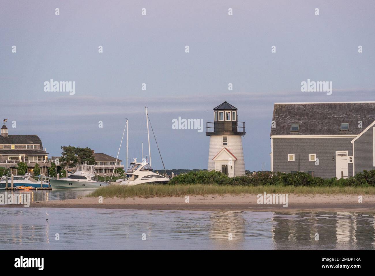Hyannis Port, Massachusetts, 6. Juli 2022: Das bezaubernde Licht des Hyannis Harbor in Lewis Bay ist ein historisches Wahrzeichen in Barnstable County, Cape Cod Stockfoto
