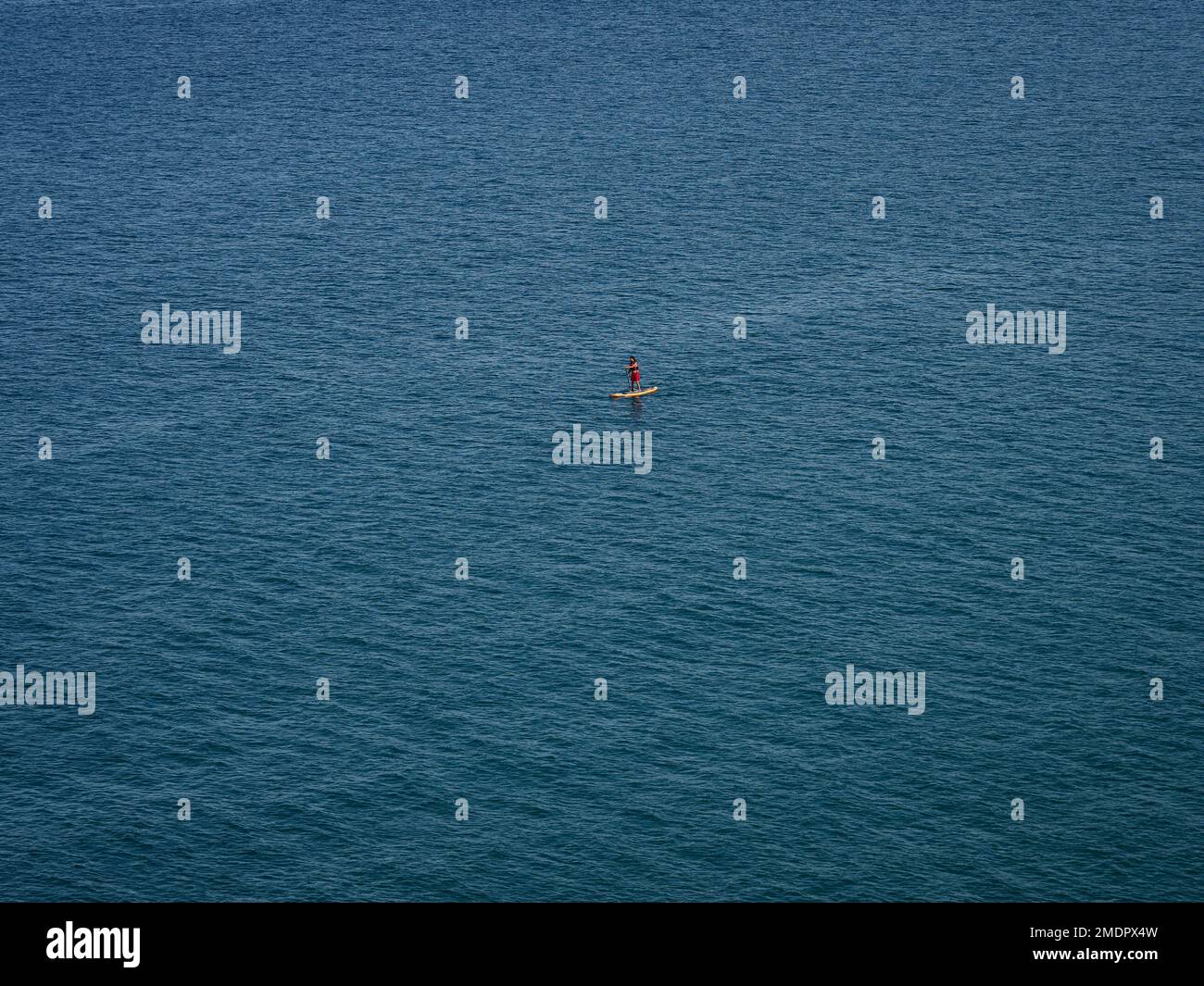 Luftaufnahme eines einzelnen jungen Mannes auf einer Stand-Up-Paddle-Sportaktivität im Abel Tasman National Park South Island Neuseeland Stockfoto