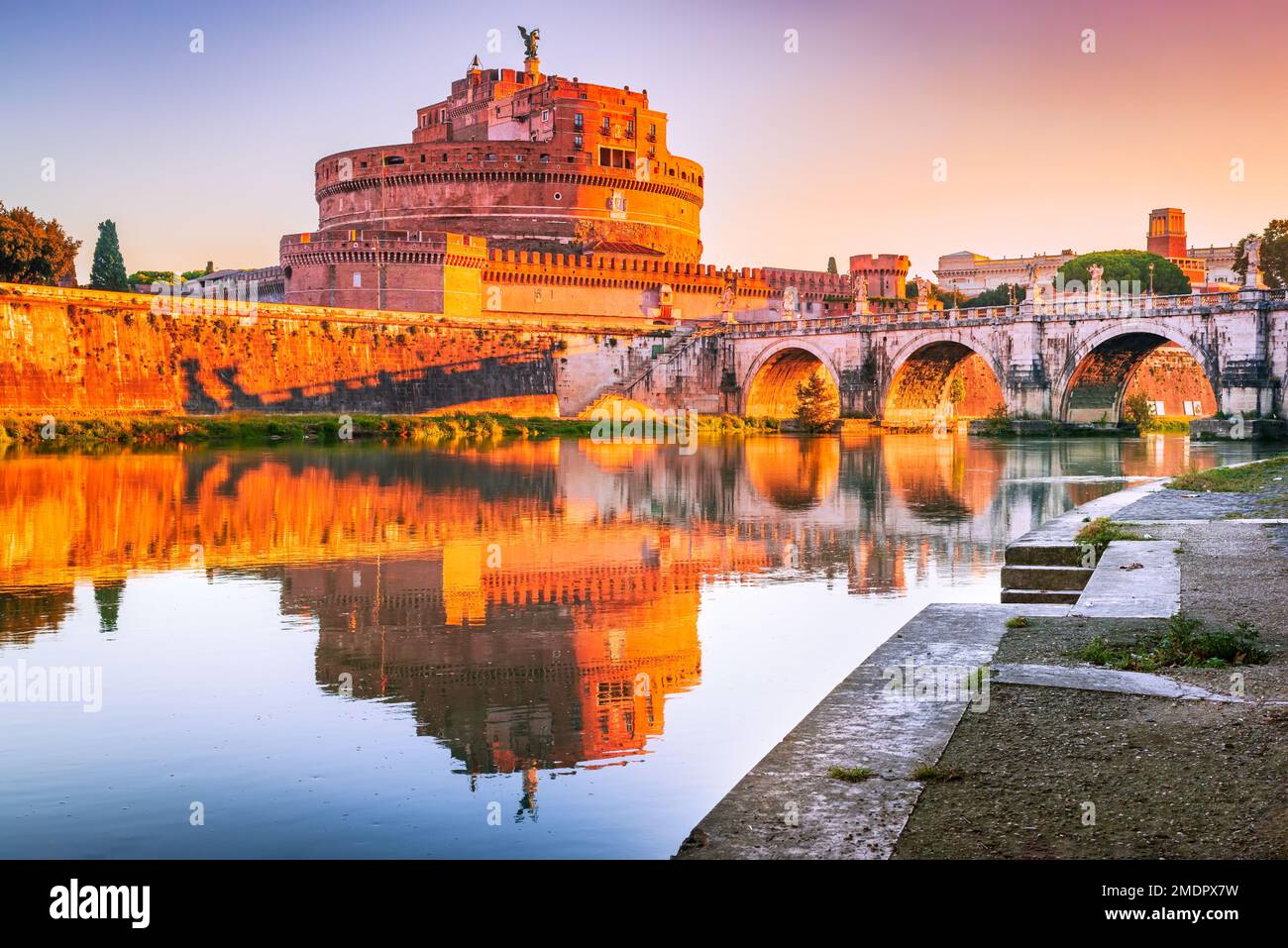 Rom, Italien. Ponte Aelius und Castel Sant'Angelo, Wasserspiegelung im Tiber, antike Architektur des Römischen Reiches. Stockfoto