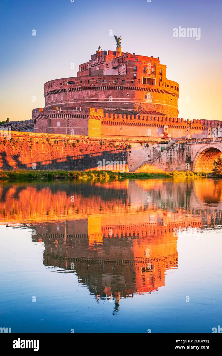 Rom, Italien. Castel Sant'Angelo Sonnenaufgang Wasserspiegelung im Tiber, römische Empire Architektur. Reisen Sie durch das antike Rom. Stockfoto