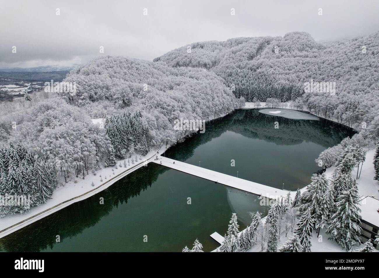 Blick auf den Balkana-See und die Umgebung mit Schnee bedeckt. Der Balkana-See liegt am Fuße des Berges Lisina, etwa 700 Meter über dem Meeresspiegel, umgeben von Weiden, Eichen und Nadelwäldern, und liegt etwa fünf Kilometer westlich von Mrkonjic Grad. Der beliebteste Ort ist ein Picknick in diesem Teil von Bosnien und Herzegowina. Es besteht aus zwei künstlichen Seen (groß und klein), die durch die Dämmung des Quellwassers der Crna Rijeka geschaffen wurden und eine Fläche von etwa 56.000 Quadratmetern in Bosnien und Herzegowina am 23. Januar 2023 abdecken. Foto: Dejan Rakita/PIXSELL Stockfoto