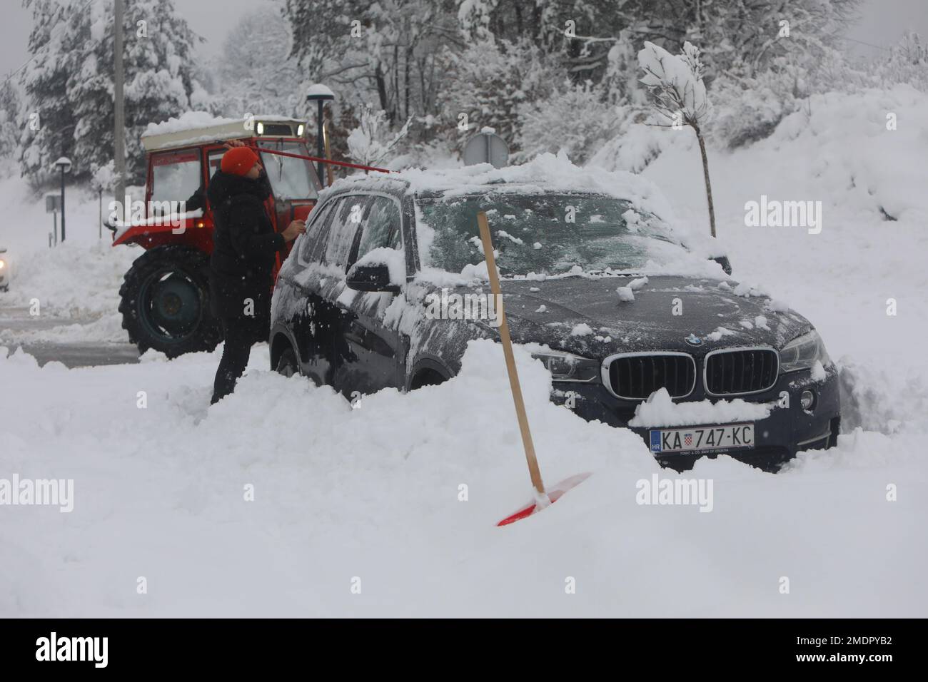 Die Autobahn D1 von Karlovac nach Slunj ist schneebedeckt. Aufgrund der