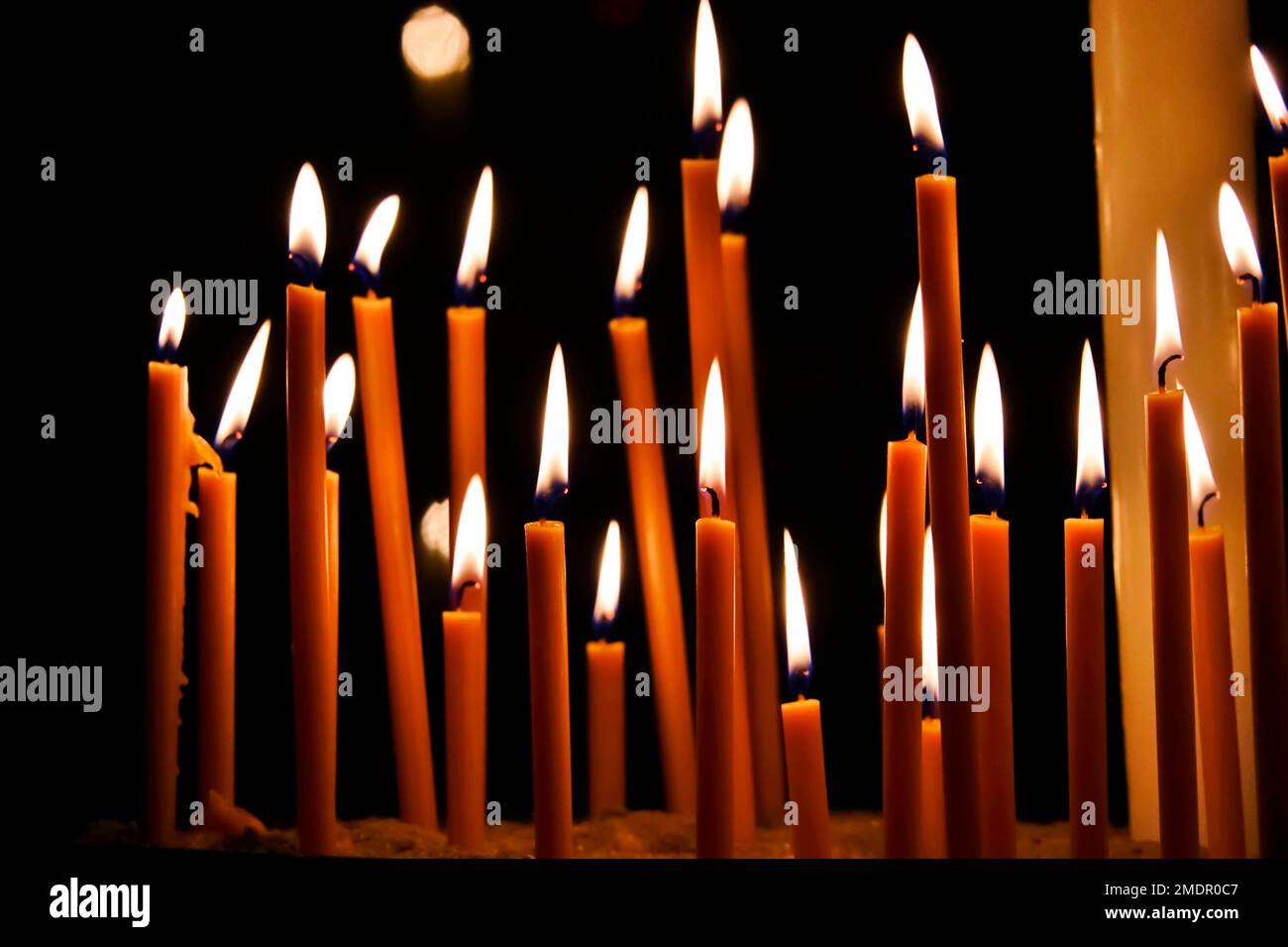 Wunderschönes Kerzenlicht zu Weihnachten, Deutschland Stockfoto