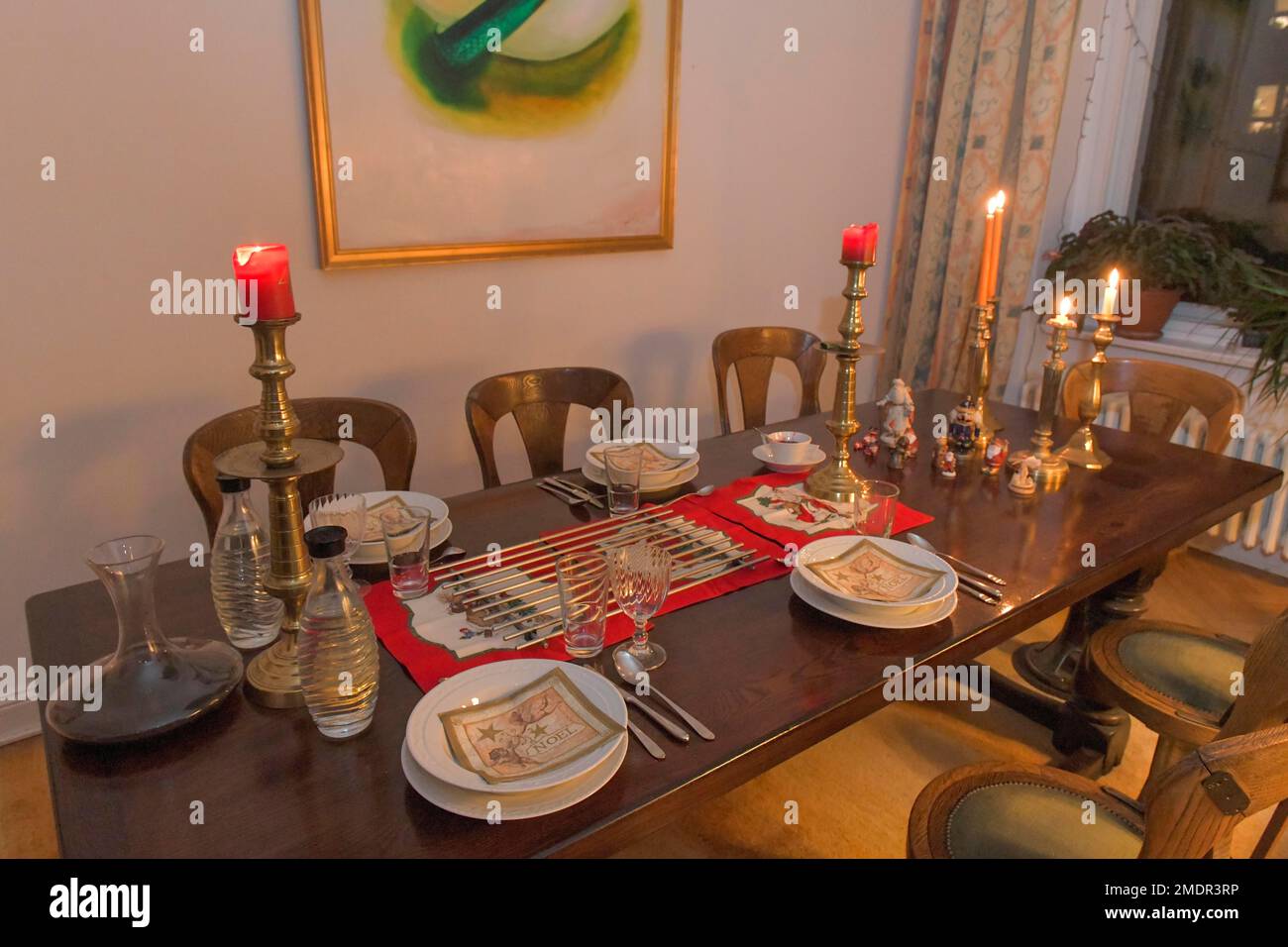 Tischdecken mit Essen, Tischdecken, Tellern, Porzellan Stockfoto