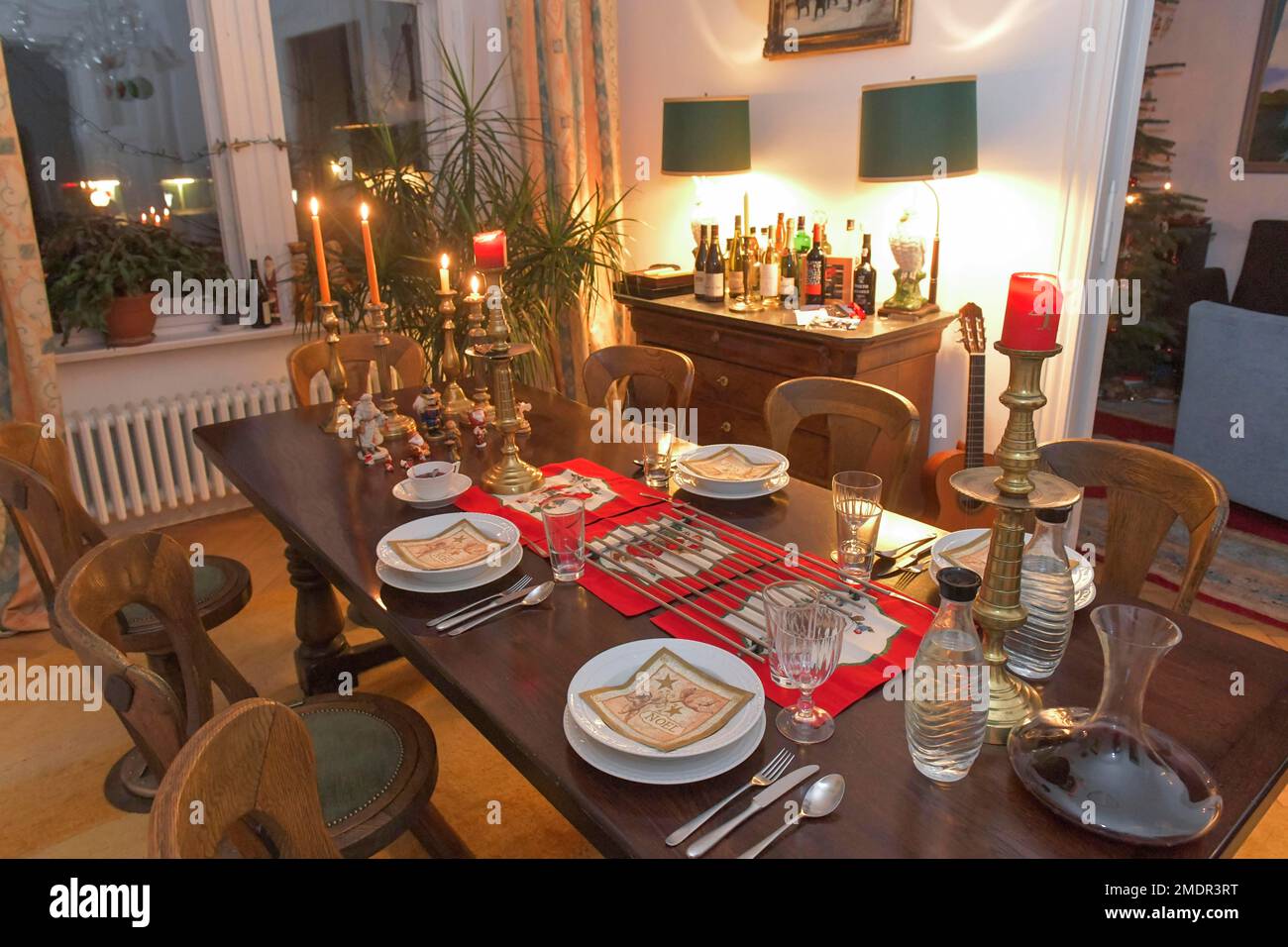 Tischdecken mit Essen, Tischdecken, Tellern, Porzellan Stockfoto