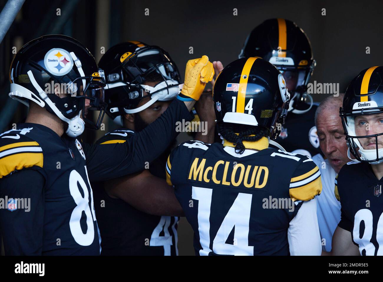 Pittsburgh Steelers wide receiver Ray-Ray McCloud (14) huddles up with teammates Rico Bussey (84), Tony Brooks-James (40), and Mathew Sexton (80) prior to an NFL preseason football game against the Carolina Panthers, Friday, Aug. 27, 2021, in Charlotte, N.C. (AP Photo/Brian Westerholt) Stockfoto