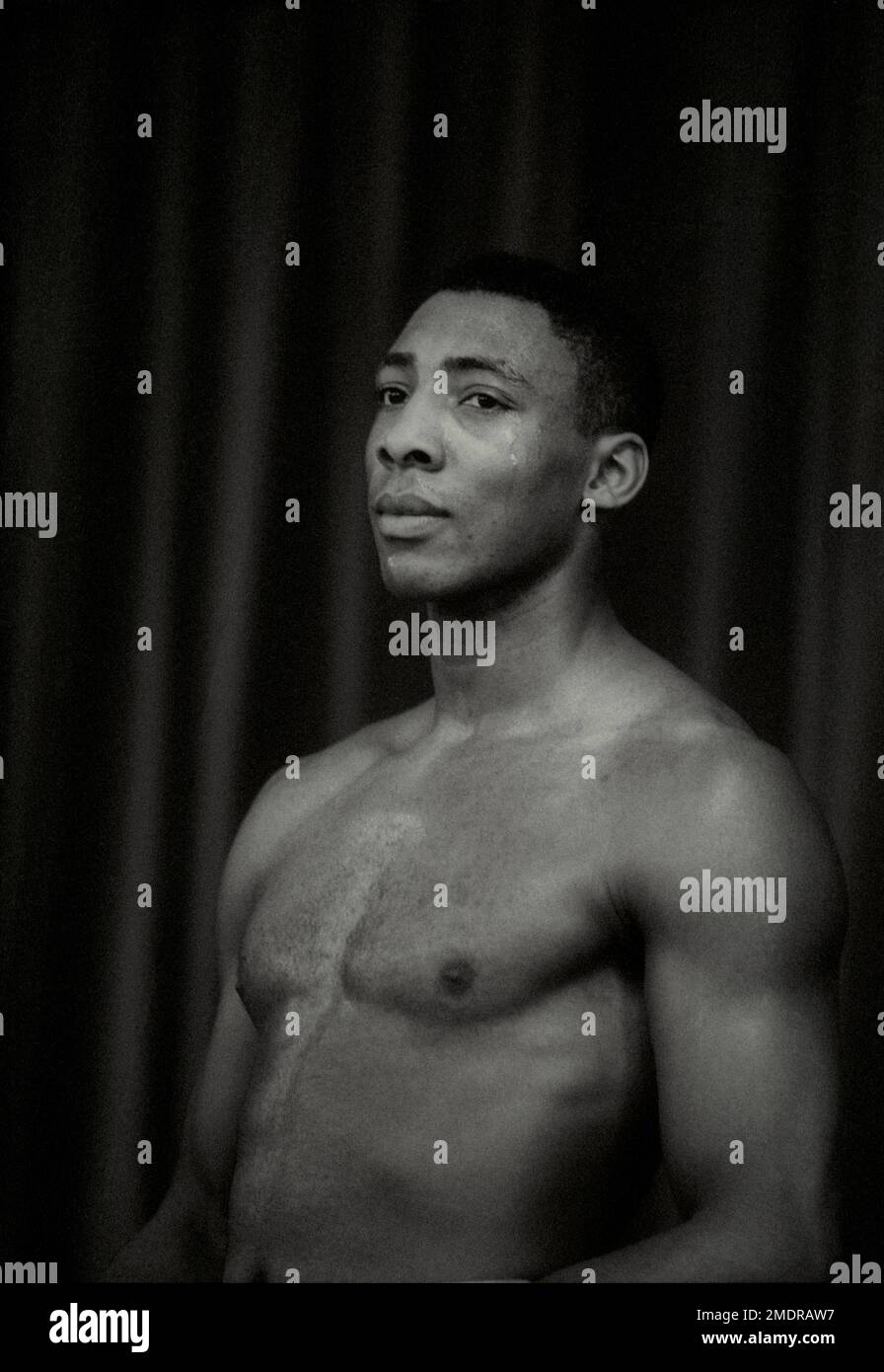 Der britische Boxer Johnny Nelson und der künftige Weltmeister im Kreuzgewicht wurden 1990 auf einer öffentlichen Trainingsausstellung im Fitnessstudio von Brendan Ingle in Sheffield, Großbritannien, fotografiert Stockfoto