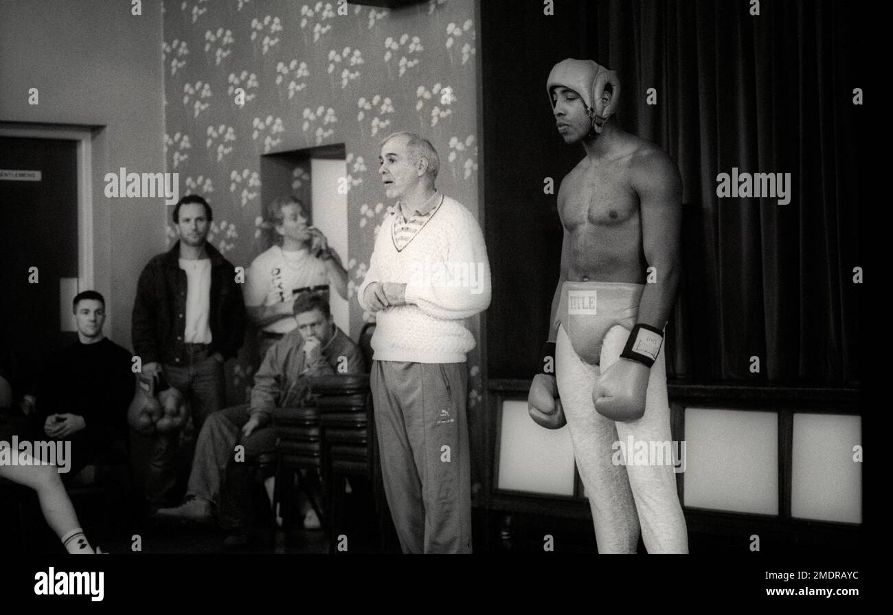 Der britische Boxer Johnny Nelson und der künftige Weltmeister im Kreuzgewicht wurden 1990 auf einer öffentlichen Trainingsausstellung im Fitnessstudio von Brendan Ingle in Sheffield, Großbritannien, fotografiert Stockfoto