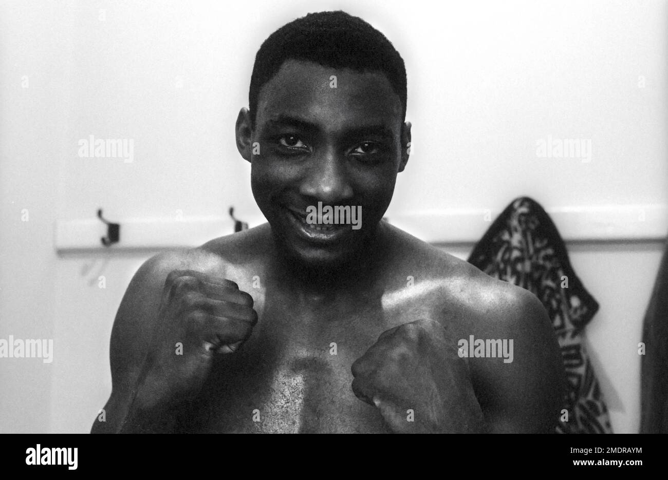 Der britische Boxer Johnny Nelson und der künftige Weltmeister im Kreuzgewicht wurden 1990 auf einer öffentlichen Trainingsausstellung im Fitnessstudio von Brendan Ingle in Sheffield, Großbritannien, fotografiert Stockfoto