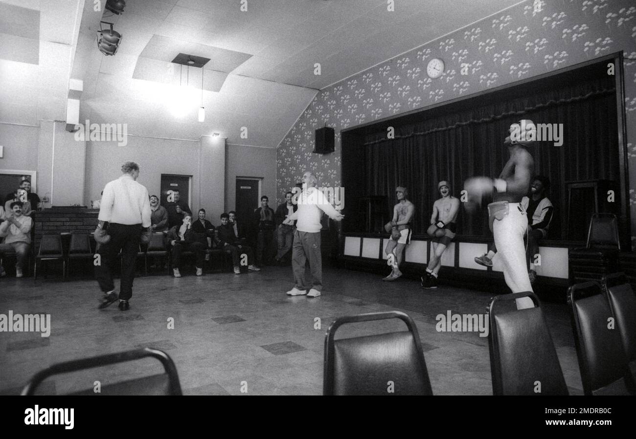 Der britische Boxer Johnny Nelson und der künftige Weltmeister im Kreuzgewicht wurden 1990 auf einer öffentlichen Trainingsausstellung im Fitnessstudio von Brendan Ingle in Sheffield, Großbritannien, fotografiert Stockfoto
