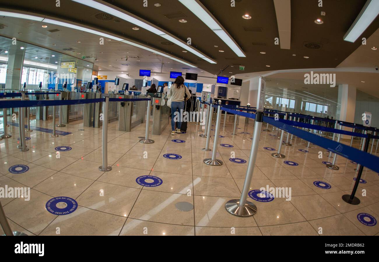 April 22 2022 - Neapel Italien Passagiere warten beim Einsteigen am Flughafen, um Filter zu passieren Stockfoto