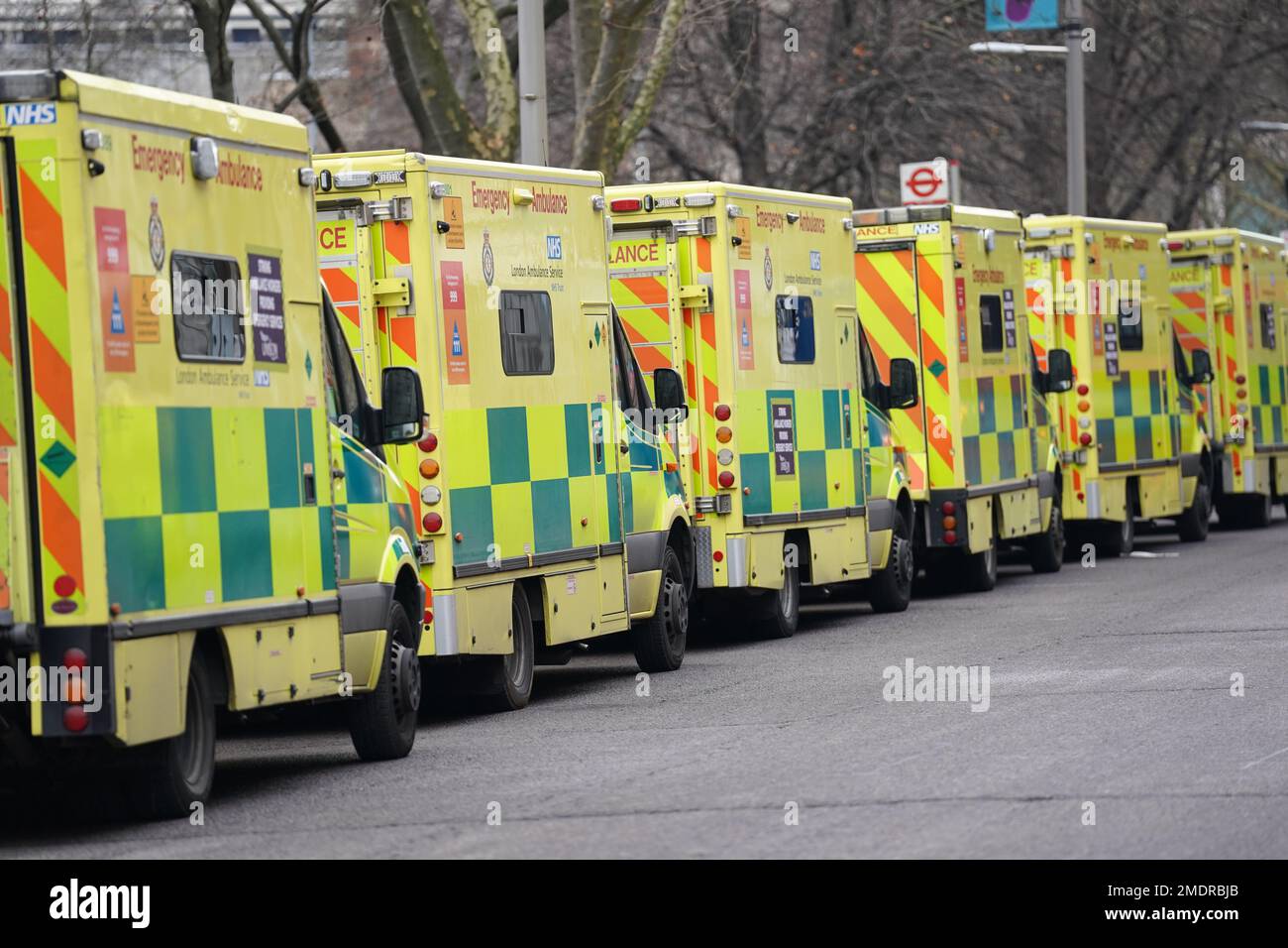 Krankenwagen parken vor dem London Ambulance Service NHS Trust Kontrollraum in Waterloo, London. Tausende von Mitgliedern der Unison, Unite und der GMB-Gewerkschaften werden am Montag als Teil der fortgesetzten Arbeitskampagne im Gesundheitswesen durch England und Wales gehen. Foto: Montag, 23. Januar 2023. Stockfoto