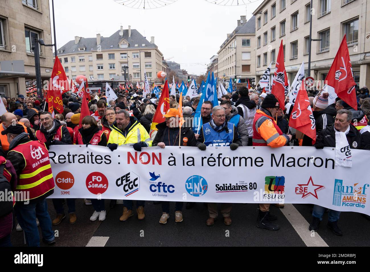 AMIENS, FRANKREICH - 19. Januar 2023 : Demonstration in den Straßen von Amiens (Nordfrankreich) gegen die Rentenreform Stockfoto