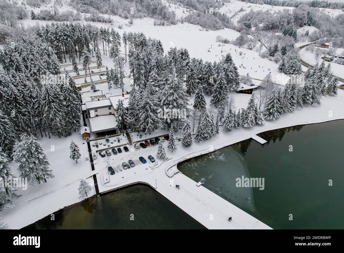 Blick auf den Balkana-See und die Umgebung mit Schnee bedeckt. Der Balkana-See liegt am Fuße des Berges Lisina, etwa 700 Meter über dem Meeresspiegel, umgeben von Weiden, Eichen und Nadelwäldern, und liegt etwa fünf Kilometer westlich von Mrkonjic Grad. Der beliebteste Ort ist ein Picknick in diesem Teil von Bosnien und Herzegowina. Es besteht aus zwei künstlichen Seen (groß und klein), die durch die Dämmung des Quellwassers der Crna Rijeka geschaffen wurden und eine Fläche von etwa 56.000 Quadratmetern in Bosnien und Herzegowina am 23. Januar 2023 abdecken. Foto: Dejan Rakita/PIXSELL Stockfoto