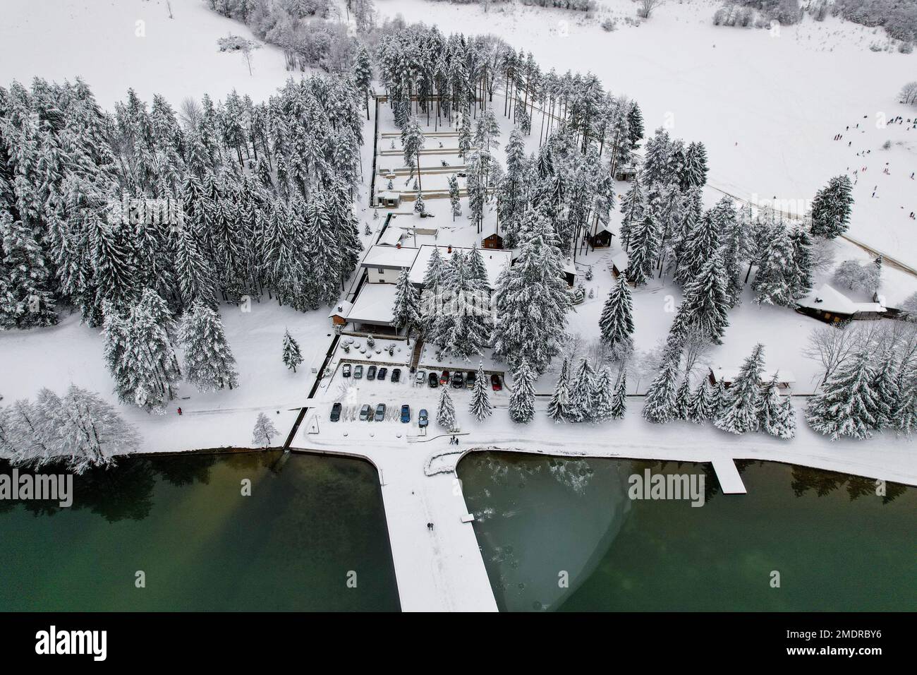 Blick auf den Balkana-See und die Umgebung mit Schnee bedeckt. Der Balkana-See liegt am Fuße des Berges Lisina, etwa 700 Meter über dem Meeresspiegel, umgeben von Weiden, Eichen und Nadelwäldern, und liegt etwa fünf Kilometer westlich von Mrkonjic Grad. Der beliebteste Ort ist ein Picknick in diesem Teil von Bosnien und Herzegowina. Es besteht aus zwei künstlichen Seen (groß und klein), die durch die Dämmung des Quellwassers der Crna Rijeka geschaffen wurden und eine Fläche von etwa 56.000 Quadratmetern in Bosnien und Herzegowina am 23. Januar 2023 abdecken. Foto: Dejan Rakita/PIXSELL Stockfoto