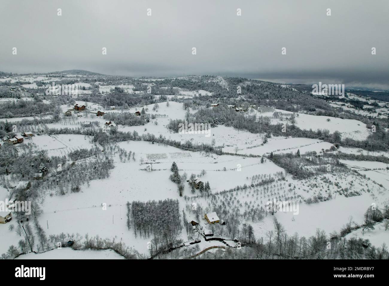 Blick auf den Balkana-See und die Umgebung mit Schnee bedeckt. Der Balkana-See liegt am Fuße des Berges Lisina, etwa 700 Meter über dem Meeresspiegel, umgeben von Weiden, Eichen und Nadelwäldern, und liegt etwa fünf Kilometer westlich von Mrkonjic Grad. Der beliebteste Ort ist ein Picknick in diesem Teil von Bosnien und Herzegowina. Es besteht aus zwei künstlichen Seen (groß und klein), die durch die Dämmung des Quellwassers der Crna Rijeka geschaffen wurden und eine Fläche von etwa 56.000 Quadratmetern in Bosnien und Herzegowina am 23. Januar 2023 abdecken. Foto: Dejan Rakita/PIXSELL Stockfoto
