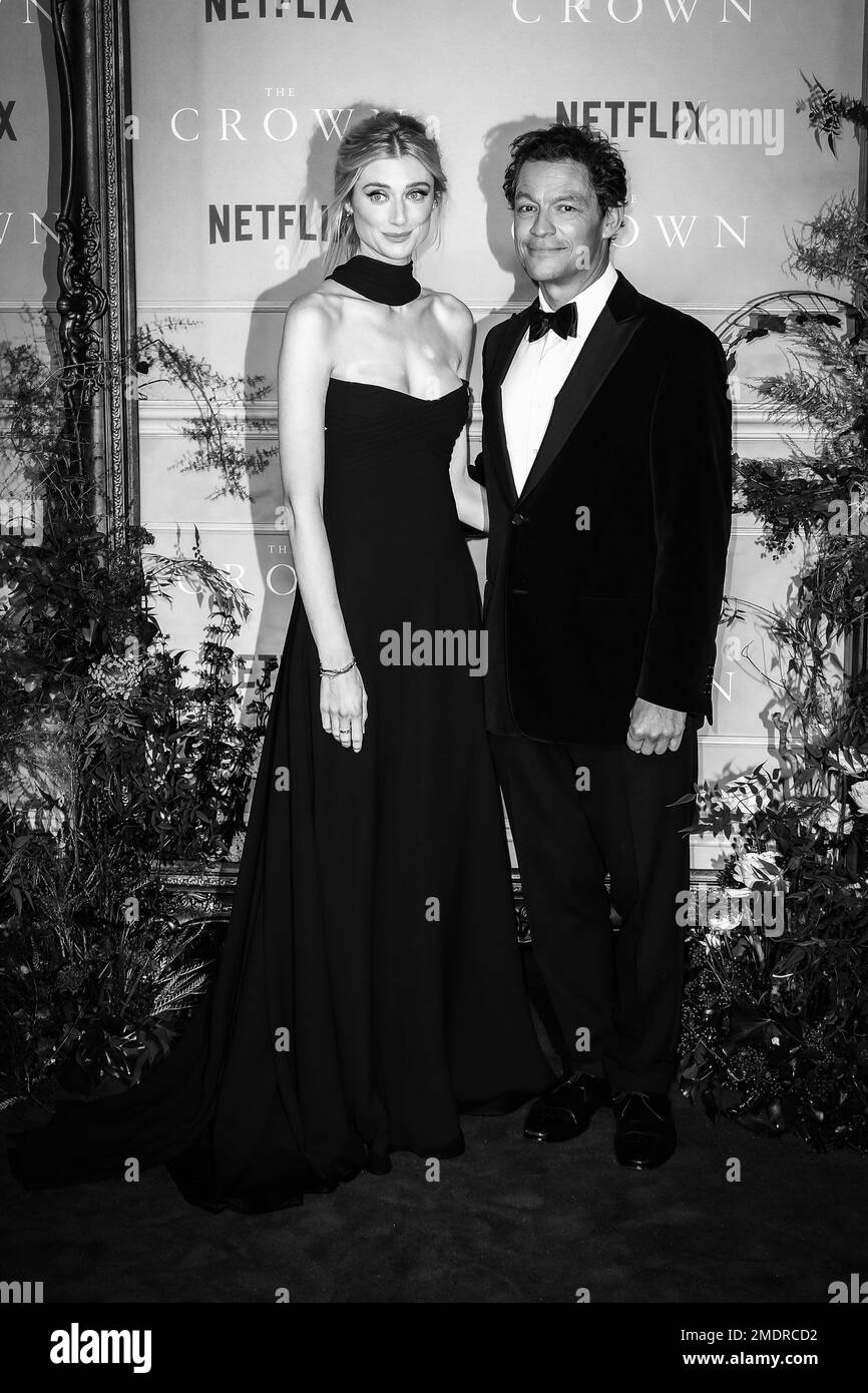 Elizabeth Debicki und Dominic West fotografierten während der Weltpremiere der "Crown Season 6" , die am Dienstag, den 8 . November 2022 im Theater Royal Druy Lane in London stattfand . Bild von Julie Edwards. Stockfoto