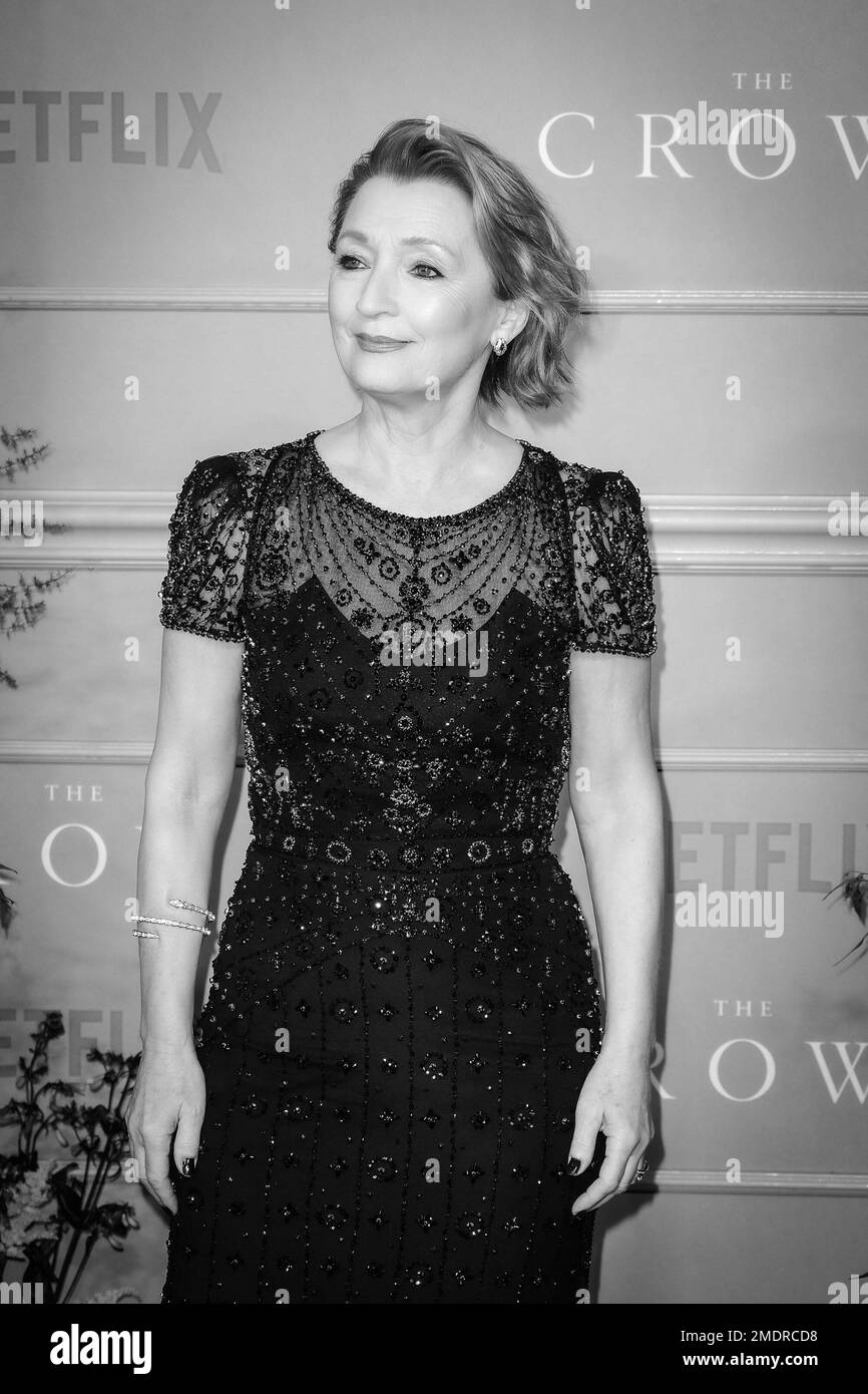 Lesley Manville fotografierte während der Weltpremiere von "The Crown Season 6" , die am Dienstag, den 8 . November 2022 im Theatre Royal Druy Lane in London stattfand . Bild von Julie Edwards. Stockfoto