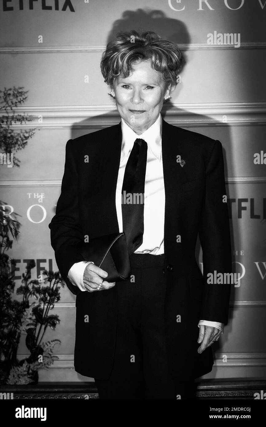 Imelda Staunton fotografierte während der Weltpremiere "The Crown Season 6" , die am Dienstag, den 8. November 2022 im Theatre Royal Druy Lane in London stattfand . Bild von Julie Edwards. Stockfoto