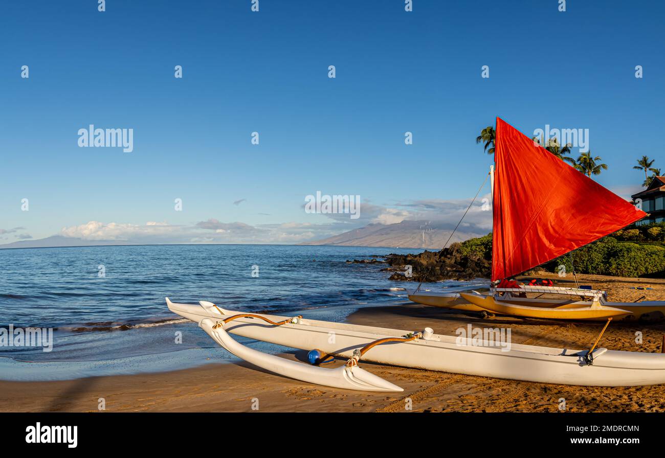 Outrigger-Kanu an der Sandy Shore von Polo Beach, Wailea, Maui, Hawaii, USA Stockfoto