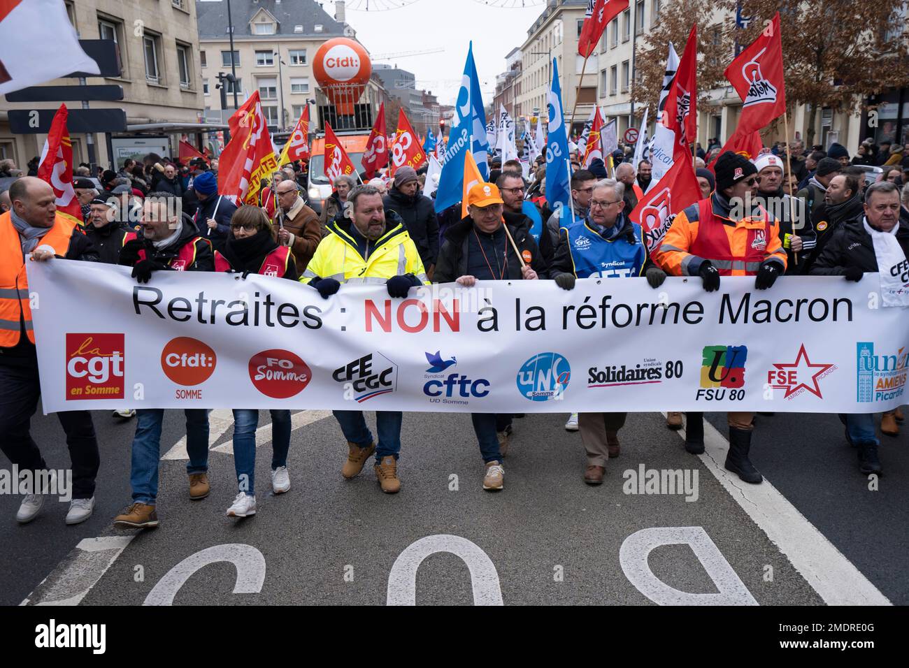 AMIENS, FRANKREICH - 19. Januar 2023 : Demonstration in den Straßen von Amiens (Nordfrankreich) gegen die Rentenreform Stockfoto AMIENS, FRANKREICH - 19. Januar 2023 : Demonstration in den Straßen von Amiens (Nordfrankreich) gegen die Rentenreform Stockfoto