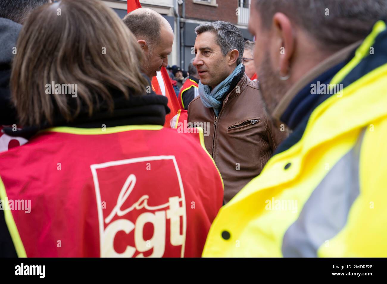 AMIENS, FRANKREICH - 19. Januar 2023: Demonstration in den Straßen von Amiens (Nordfrankreich) gegen die Rentenreform - Francois Ruffin Stockfoto AMIENS, FRANKREICH - 19. Januar 2023: Demonstration in den Straßen von Amiens (Nordfrankreich) gegen die Rentenreform - Francois Ruffin Stockfoto