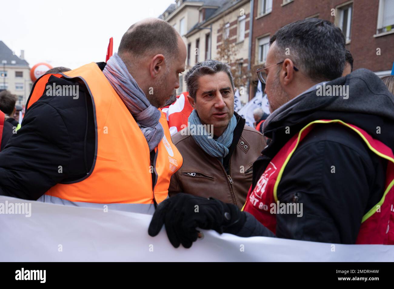 AMIENS, FRANKREICH - 19. Januar 2023: Demonstration in den Straßen von Amiens (Nordfrankreich) gegen die Rentenreform - Francois Ruffin Stockfoto AMIENS, FRANKREICH - 19. Januar 2023: Demonstration in den Straßen von Amiens (Nordfrankreich) gegen die Rentenreform - Francois Ruffin Stockfoto