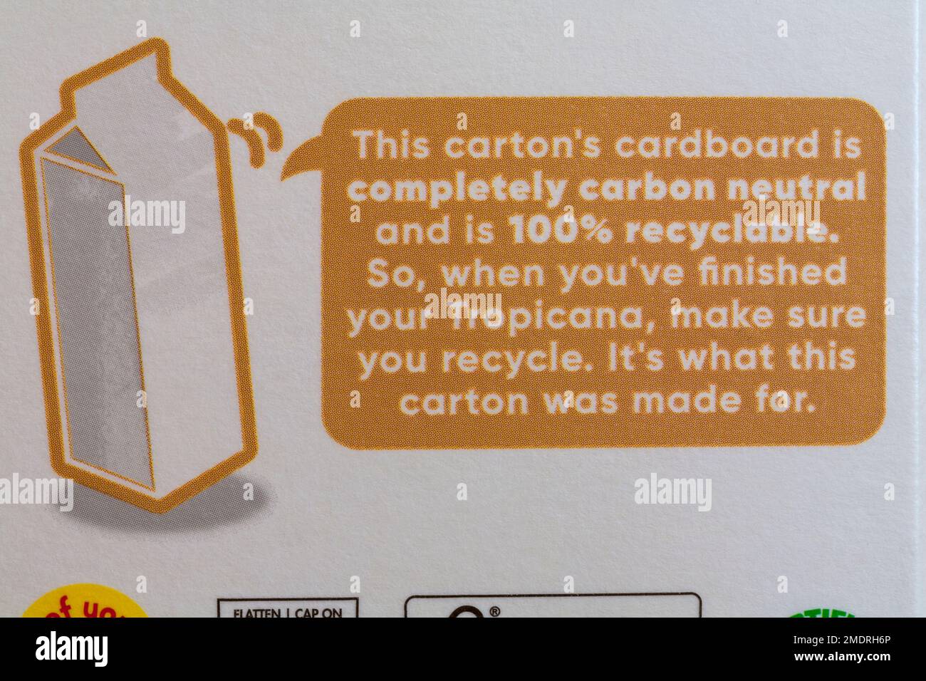 Der Karton ist vollständig kohlenstoffneutral und zu 100 % recycelbar – Details auf dem Karton von Tropicana Orange mit besonders saftigen Stückchen Saftgetränk Stockfoto