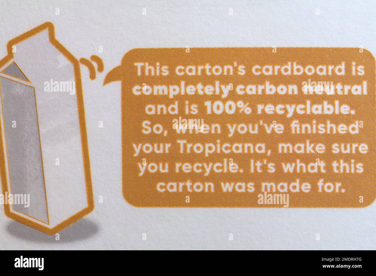 Der Karton ist vollständig kohlenstoffneutral und zu 100 % recycelbar – Details auf dem Karton von Tropicana Orange mit besonders saftigen Stückchen Saftgetränk Stockfoto