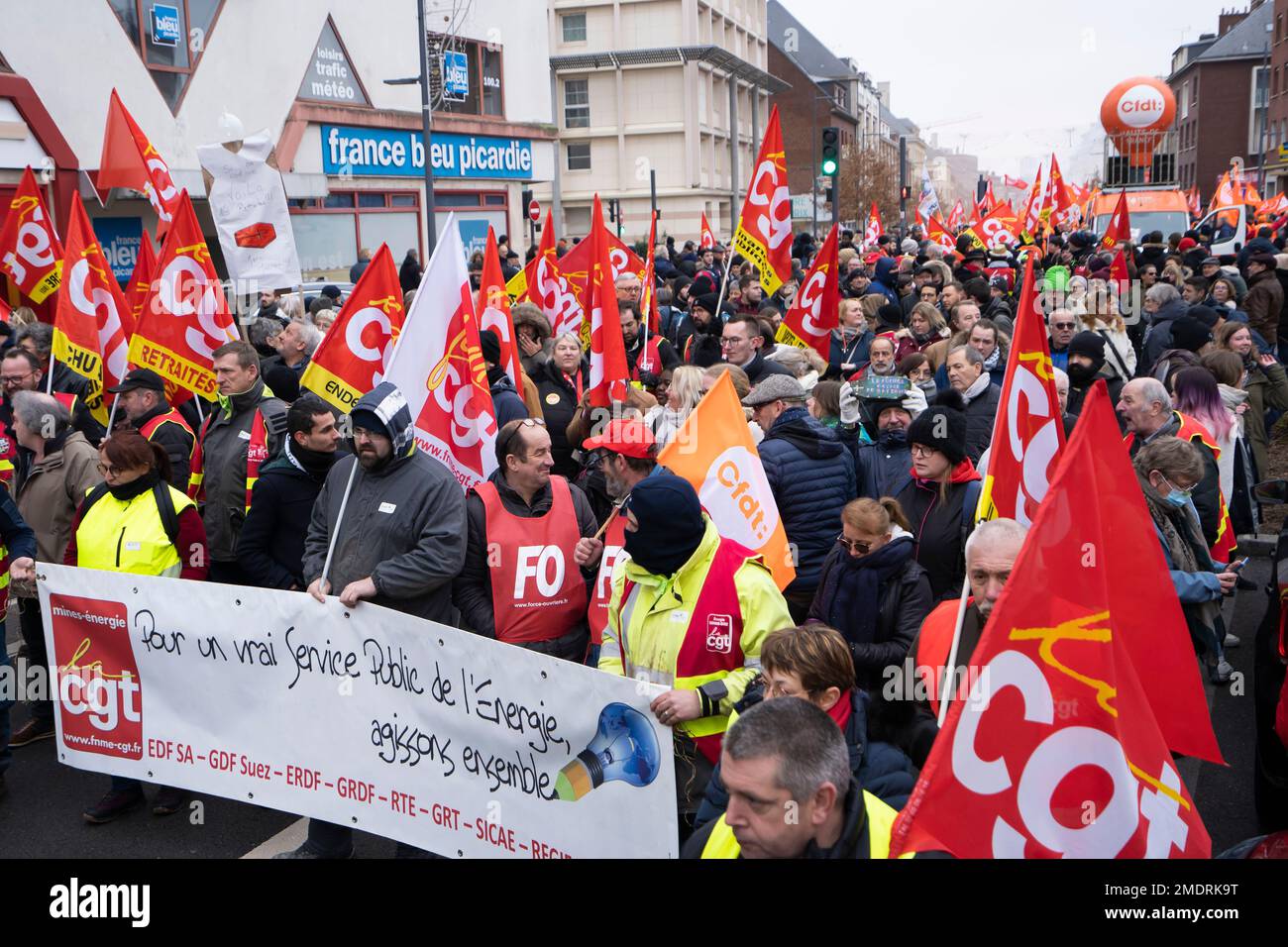 AMIENS, FRANKREICH - 19. Januar 2023 : Demonstration in den Straßen von Amiens (Nordfrankreich) gegen die Rentenreform Stockfoto AMIENS, FRANKREICH - 19. Januar 2023 : Demonstration in den Straßen von Amiens (Nordfrankreich) gegen die Rentenreform Stockfoto