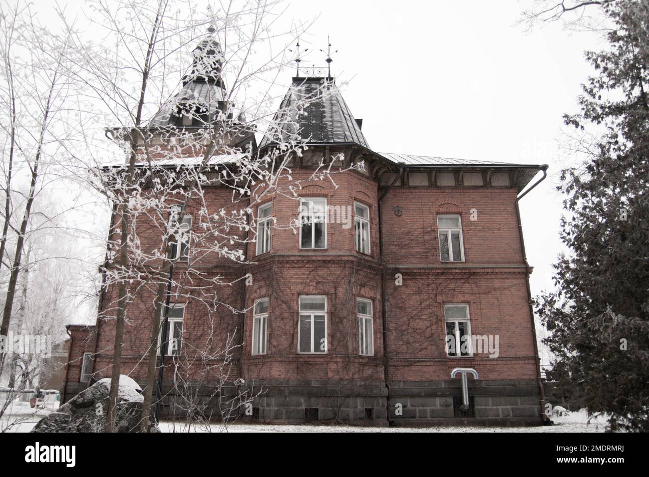 Fotoshooting in einer alten Fabrik, Graffiti-Kunstmauern, alten Industriebauten und eiskaltem Winterwetter. Schnee auf dem Boden Stockfoto