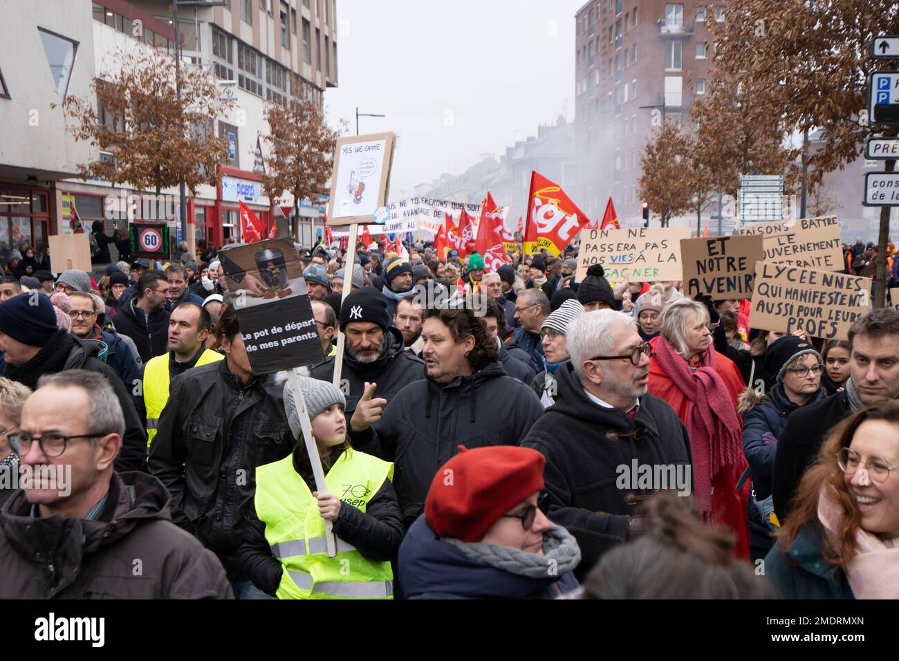 AMIENS, FRANKREICH - 19. Januar 2023 : Demonstration in den Straßen von Amiens (Nordfrankreich) gegen die Rentenreform Stockfoto AMIENS, FRANKREICH - 19. Januar 2023 : Demonstration in den Straßen von Amiens (Nordfrankreich) gegen die Rentenreform Stockfoto