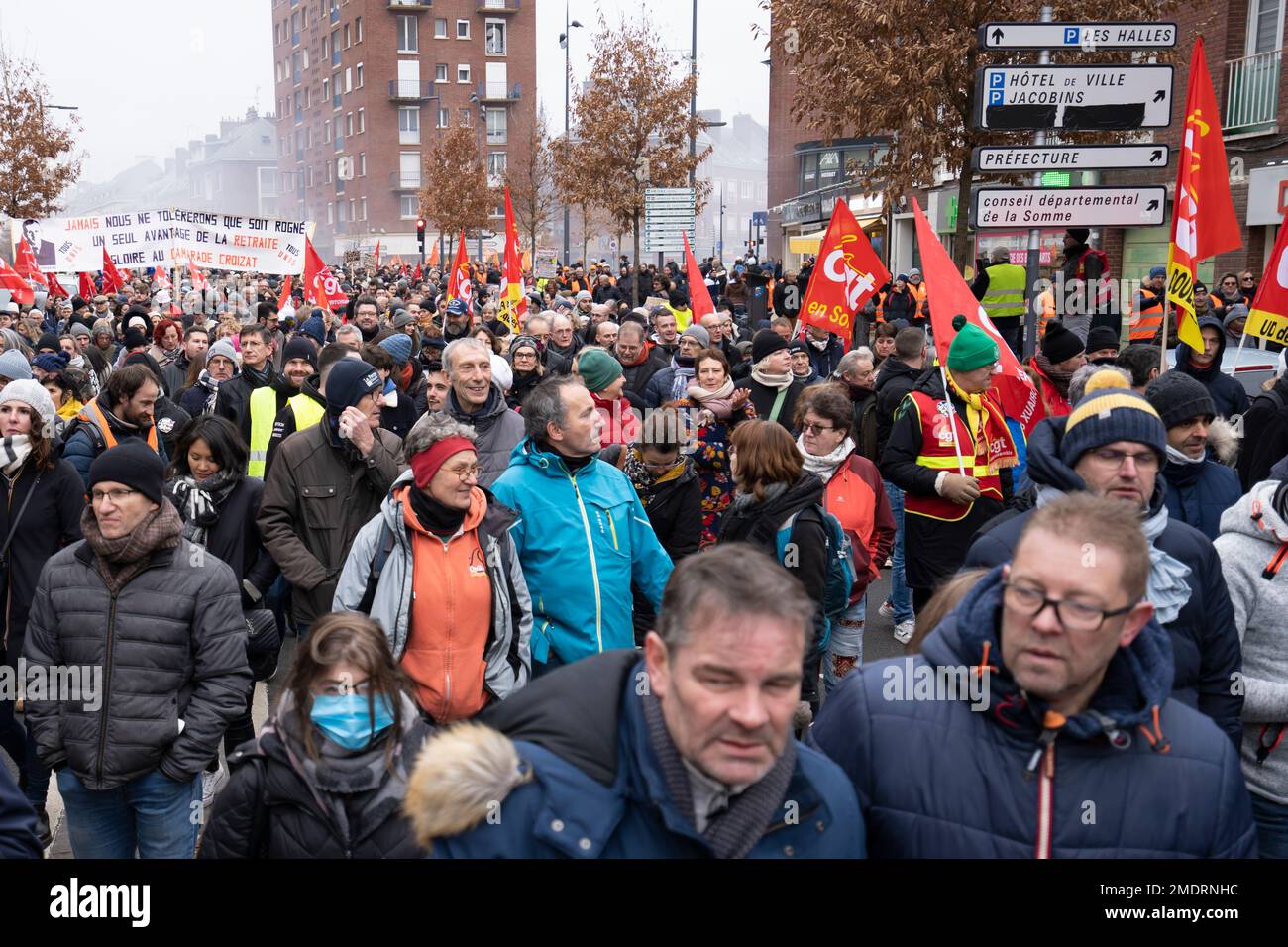 AMIENS, FRANKREICH - 19. Januar 2023 : Demonstration in den Straßen von Amiens (Nordfrankreich) gegen die Rentenreform Stockfoto AMIENS, FRANKREICH - 19. Januar 2023 : Demonstration in den Straßen von Amiens (Nordfrankreich) gegen die Rentenreform Stockfoto
