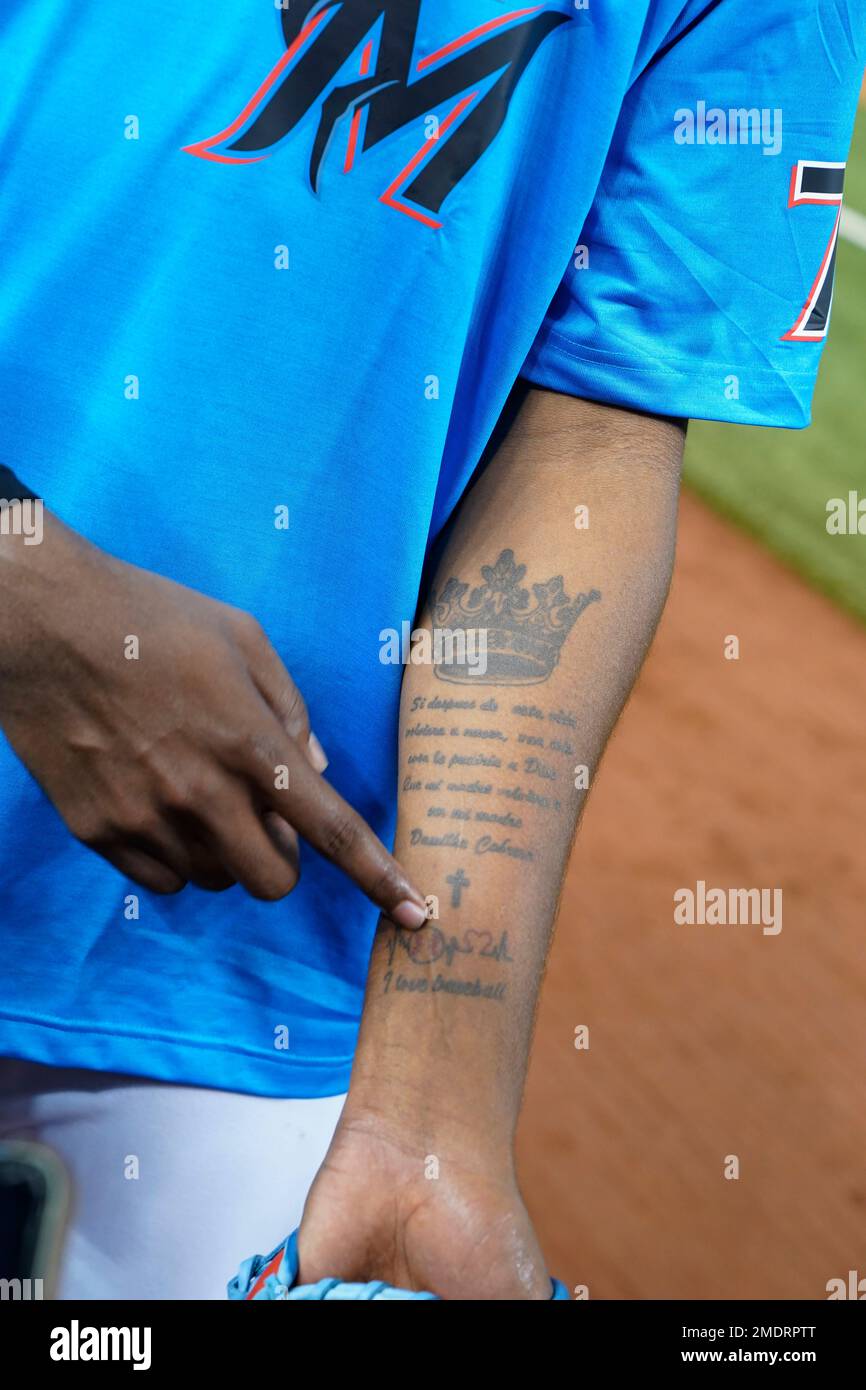 Miami Marlins' Edward Cabrera shows off a tattoo as he speaks to members of the media before the start of a baseball game between the Miami Marlins and the Washington Nationals, Tuesday, Aug. 24, 2021, in Miami. (AP Photo/Wilfredo Lee) Stockfoto