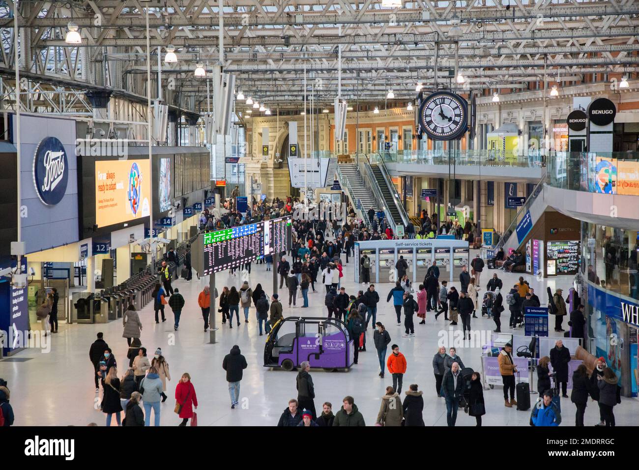 Geschäftige Waterloo Station Clock und Pendler warten auf Züge in London Stockfoto