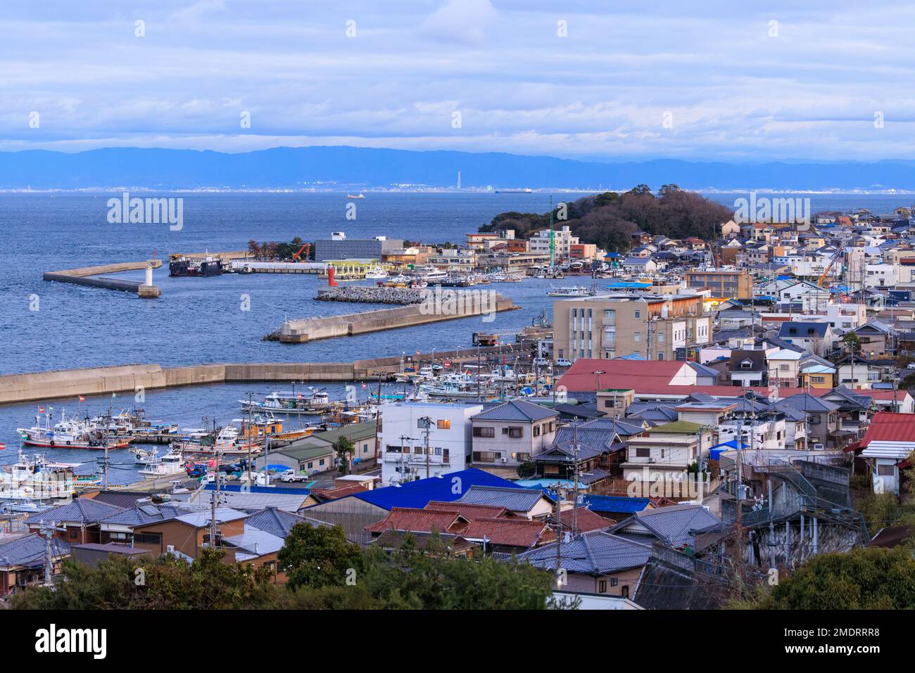 Awaji, Japan - 16. Januar 2023: Betonbrüche schützen den Hafen im kleinen Fischerdorf Iwaya Stockfoto