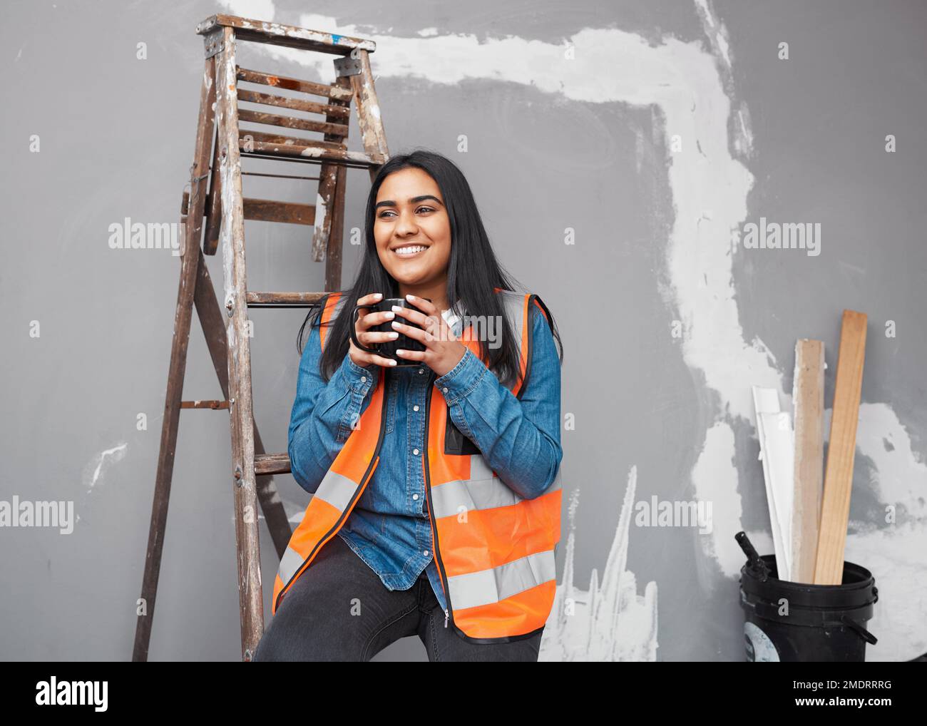 Eine junge Baufirma macht eine Kaffeepause vor Ort Stockfoto