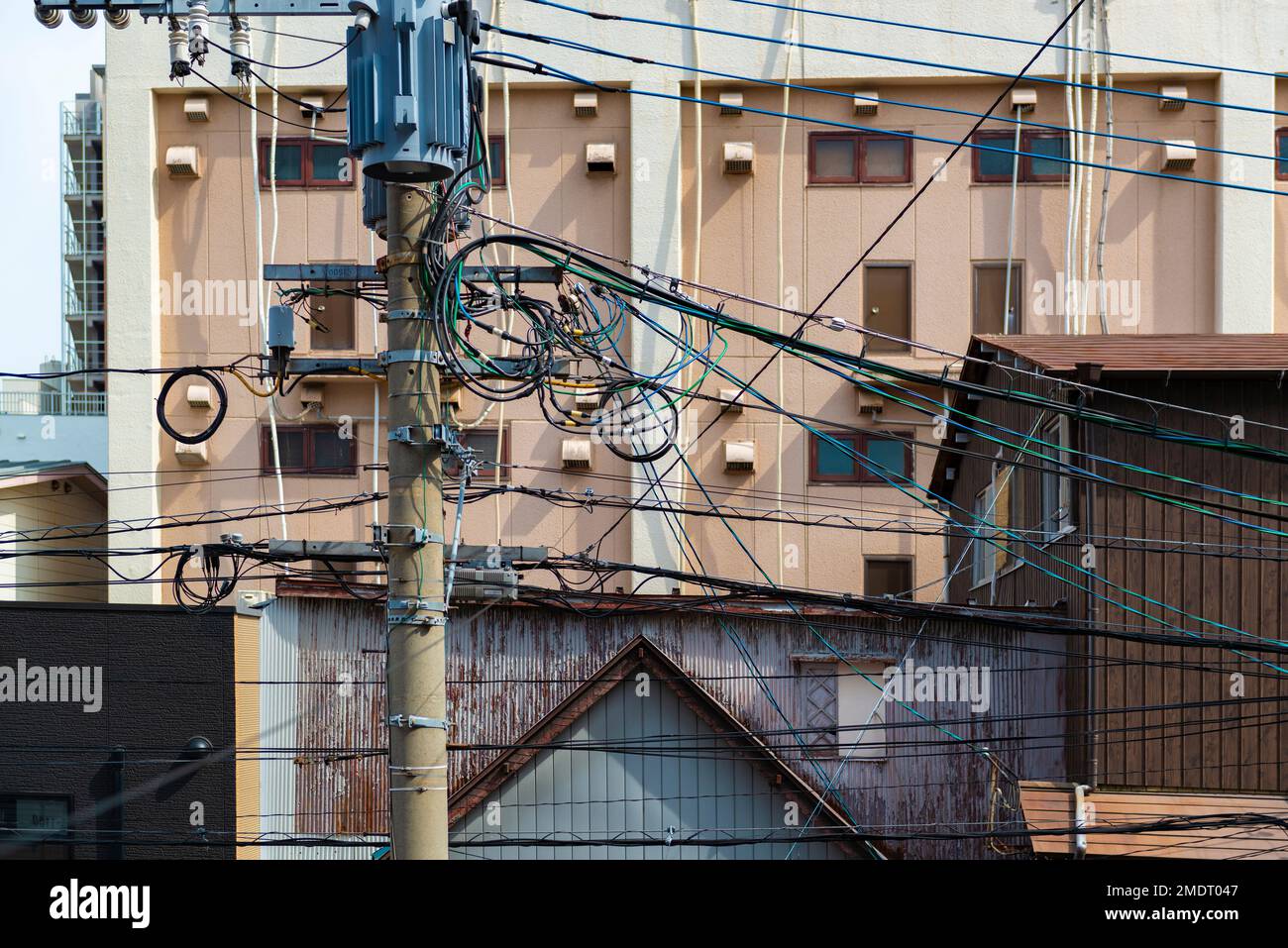 Chaos an elektrischen Kabeln in der asiatischen Straße in Fukuoka, Japan Stockfoto