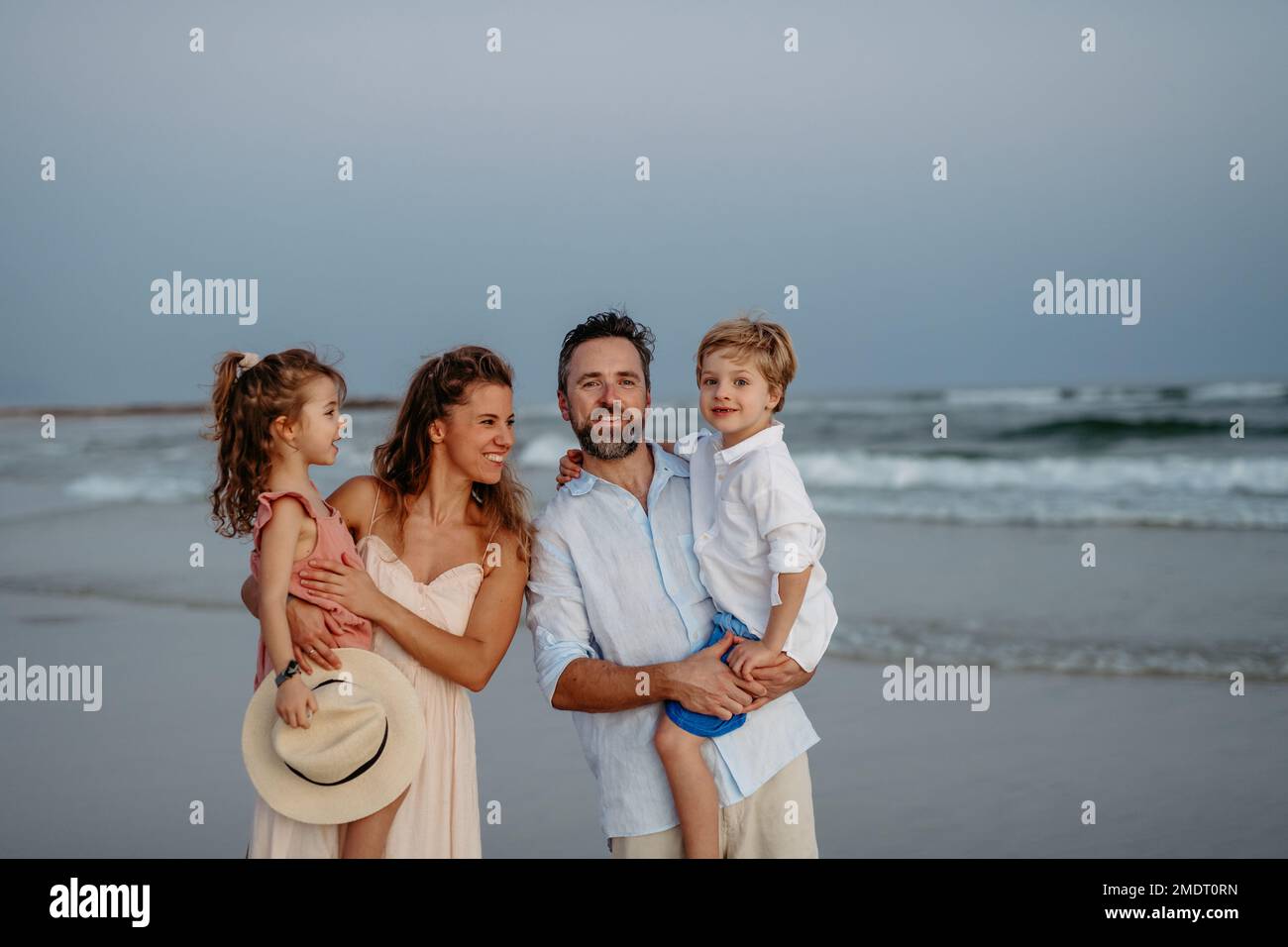 Glückliche Familie mit kleinen Kindern, die Zeit auf dem Meer im exotischen Land genießen. Stockfoto